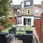 7 Bedroom, 3 Bathrooms, Garden, 20 Mins To Centre
