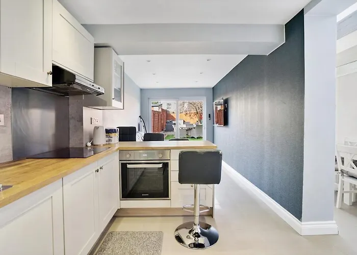 7 Bedroom, 3 Bathrooms, Garden, 20 Mins To Centre