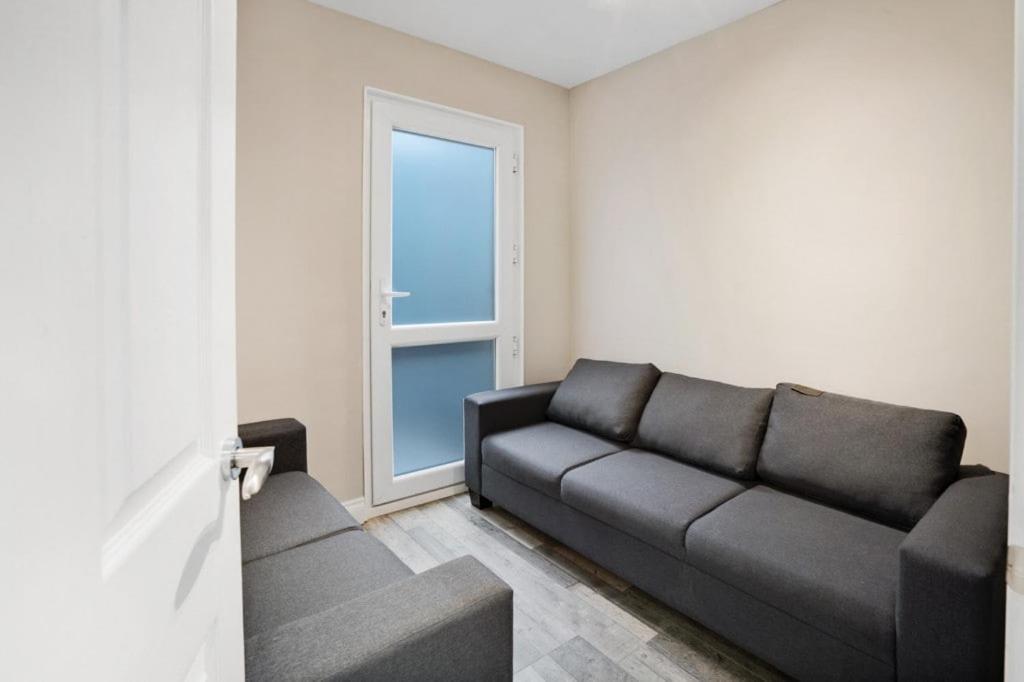 7 Bedroom, 3 Bathrooms, Garden, 20 Mins To Centre Londra