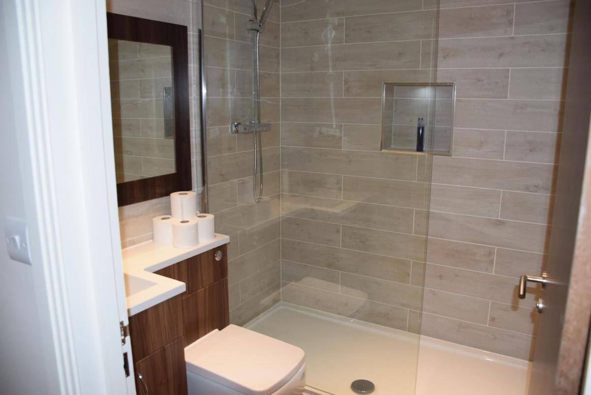 7 Bedroom, 3 Bathrooms, Garden, 20 Mins To Centre