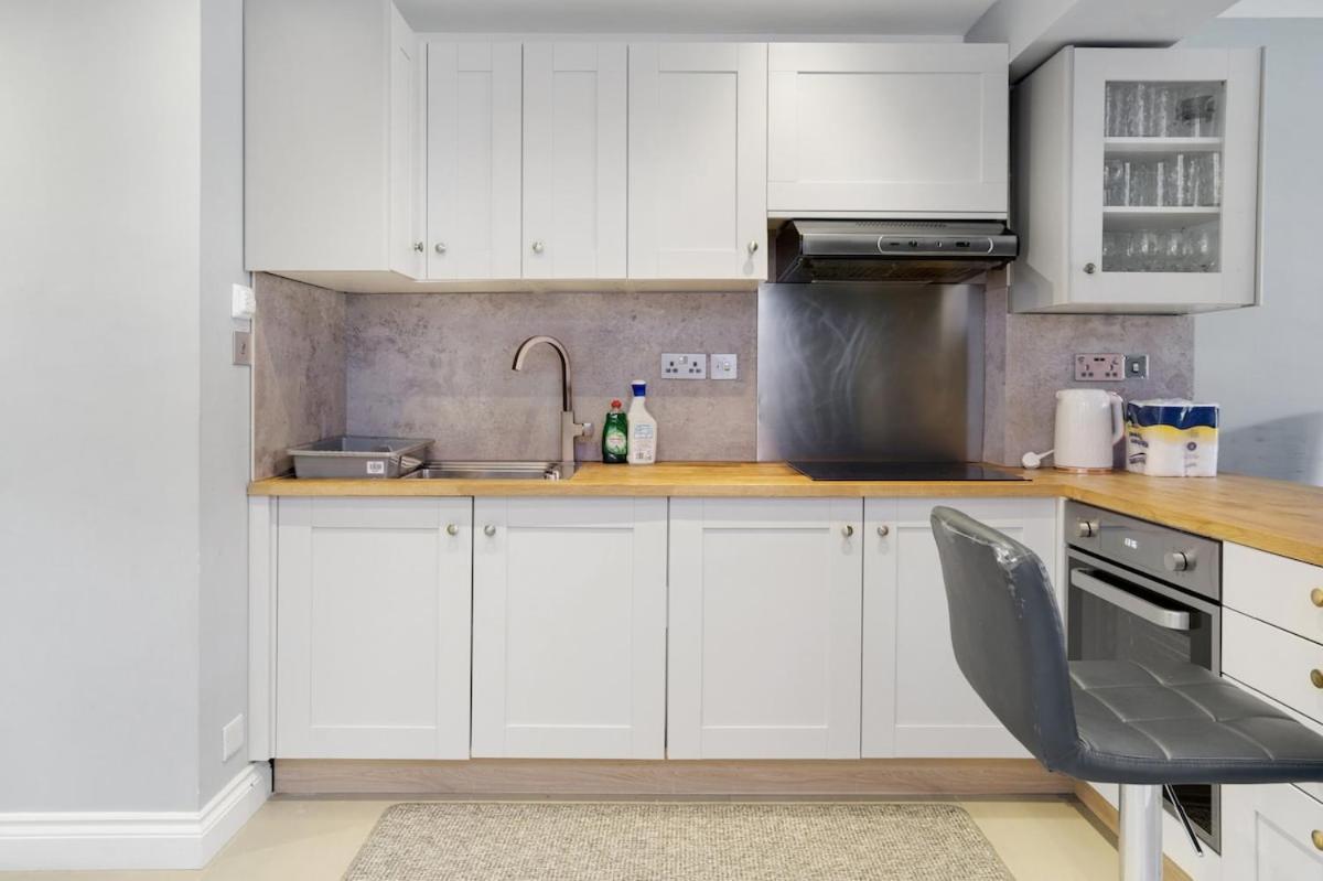 7 Bedroom, 3 Bathrooms, Garden, 20 Mins To Centre
