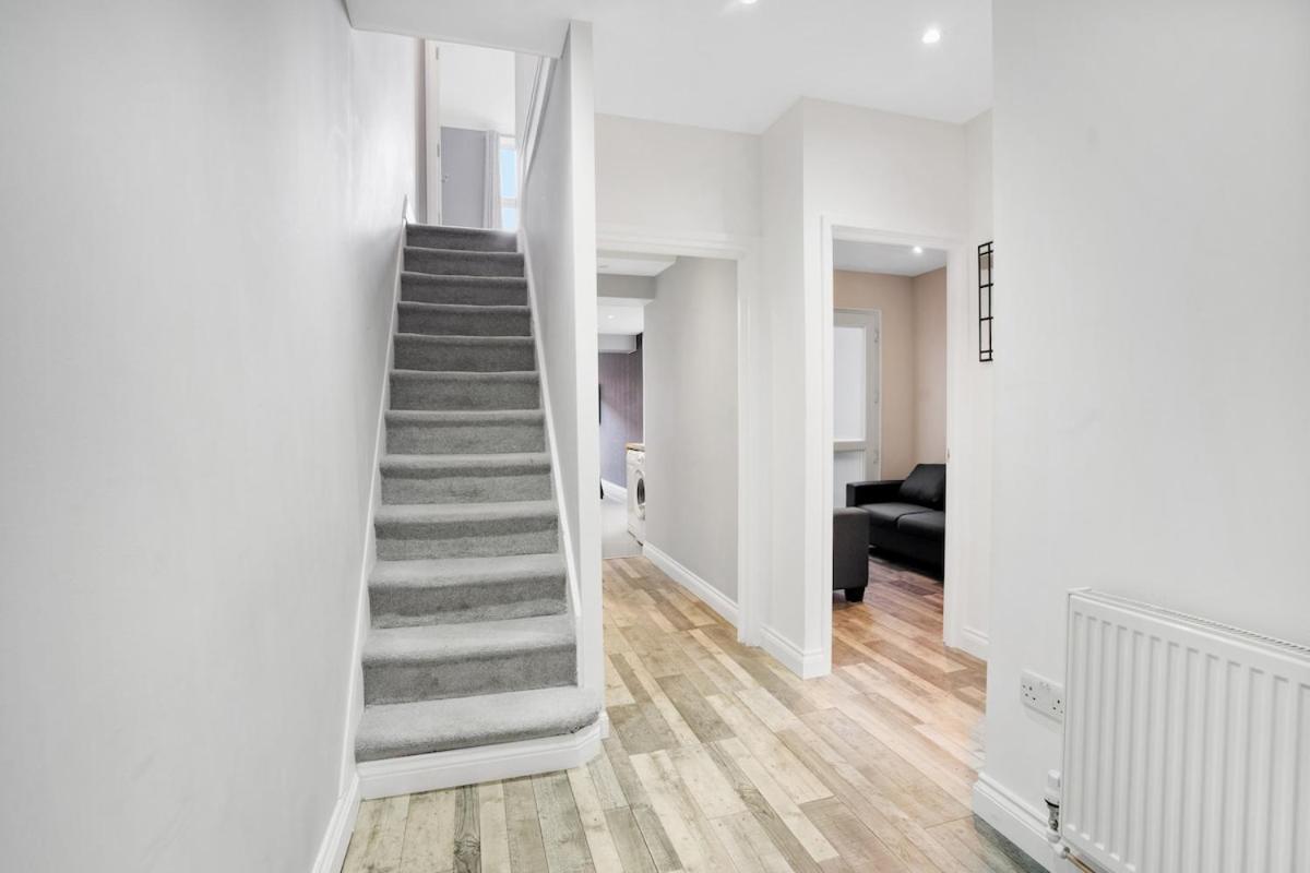 7 Bedroom, 3 Bathrooms, Garden, 20 Mins To Centre Appartamento Londra