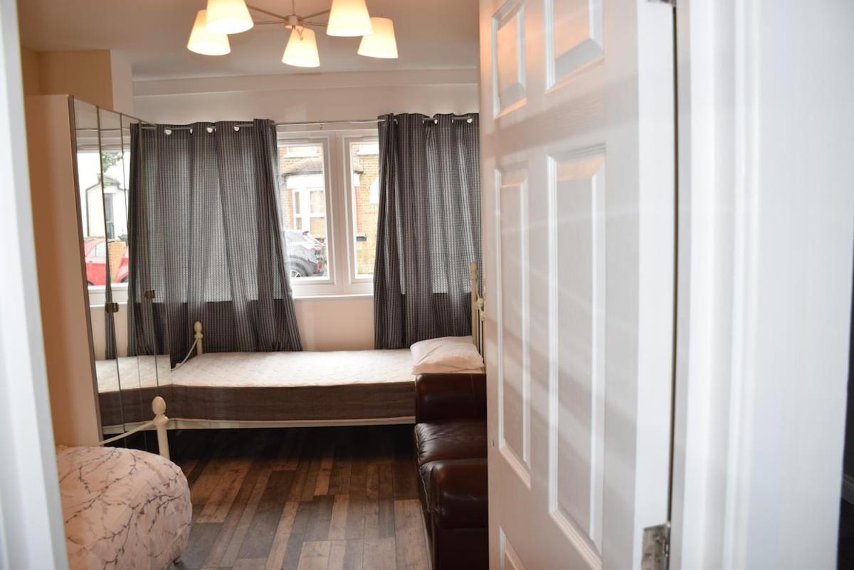 7 Bedroom, 3 Bathrooms, Garden, 20 Mins To Centre Appartamento Londra