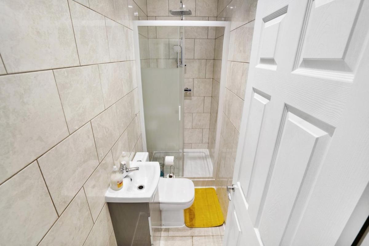 Appartamento 7 Bedroom, 3 Bathrooms, Garden, 20 Mins To Centre Londra