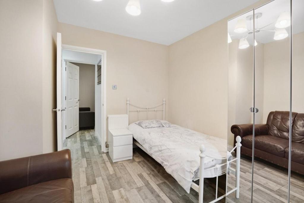 7 Bedroom, 3 Bathrooms, Garden, 20 Mins To Centre Appartamento