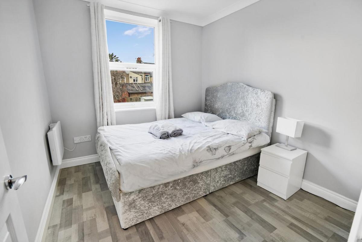7 Bedroom, 3 Bathrooms, Garden, 20 Mins To Centre Appartamento *