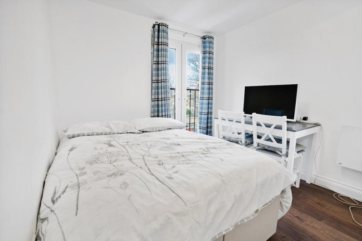 7 Bedroom, 3 Bathrooms, Garden, 20 Mins To Centre