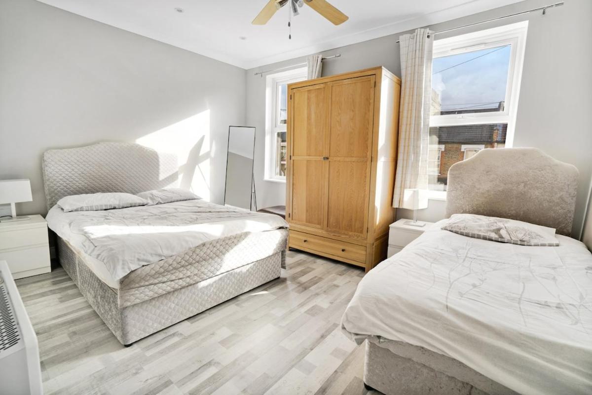7 Bedroom, 3 Bathrooms, Garden, 20 Mins To Centre Appartamento